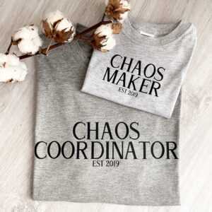 Chaos Coordinator Mit Jahreszahl T-Shirt Damen Oder Herren | Outfit Für Familienshouting - Geschenkidee Zur Geburt Kreativlädchen Jani