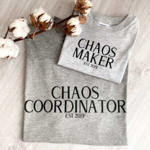 Chaos Maker Est T-Shirt Kind | Geschenkidee Lustige Kinder Grafik Familie Kreativlädchen Jani