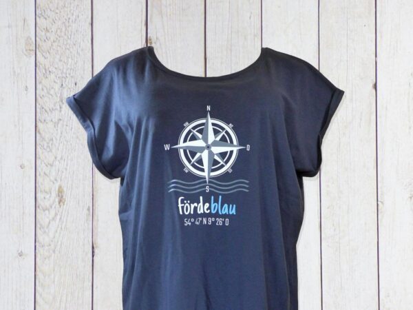 Fördeblau Frauen T-Shirt Maritim Bedruckt | Motiv Eine Kompass-Rose Die Den Maritimen Charakter Betont Farbe Blau Bequem Und Lässig