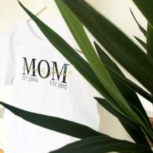 Mom T-Shirt | Name Von Kind Geburtsdatum Personalisiertes Geschenk Mama Mehrfarbig Gold, Rosegold, Silber, Weiß