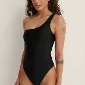 NA-KD Swimwear Recycelter einseitig schulterfreier Badeanzug mit hohem Beinausschnitt - Black