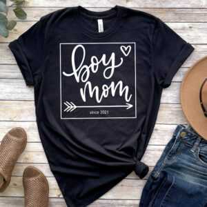 Personalisiertes Boy Mom Shirt, Damen T-Shirt, Geschenk, Geburt, Schwangerschaft, Geburt in 2021, Geschenk Für Mütter, Mutter Und Junge