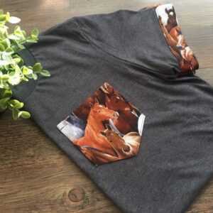 Pferde Unisex T-Shirt Tasche & Ärmel