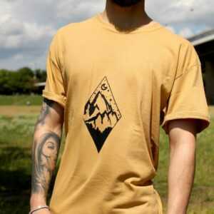 T-Shirt Männer Baumwolle Senf Gelb Wanderlust Motiv