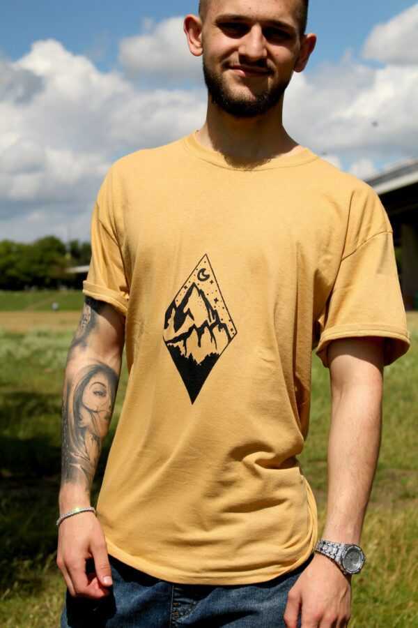 T-Shirt Männer Baumwolle Senf Gelb Wanderlust Motiv