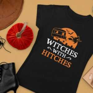 Witches With Hitches Wohnwagen Camper Camping Urlaub Reise Hexe Sprüche Spruch Spaß Lustig Halloween Comedy Witzig Fun Girlie Damen T-Shirt