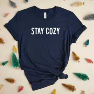 stay Cozy | Urlaubs T-Shirt Lustiges Weihnachtsshirt Damen-Urlaubsshirt Herren Festliches Kuschelshirt