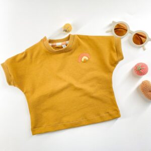 T-Shirt Baby, Kind Unisex, Basic Mit Regenbogen, Sommer Baby Aus Bio Baumwolle, Farbe Oliv Grün Regenbogen Applikation