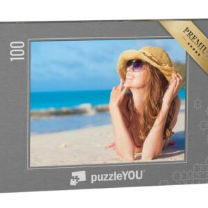 puzzleYOU Puzzle Frau in Bikini und Strohhut am tropischen Strand, 100 Puzzleteile, puzzleYOU-Kollektionen Erotik