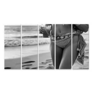 islandburner Leinwandbild Frau in Bikini und Sarong genießt barfuß einen Cocktail am Strand Wohn